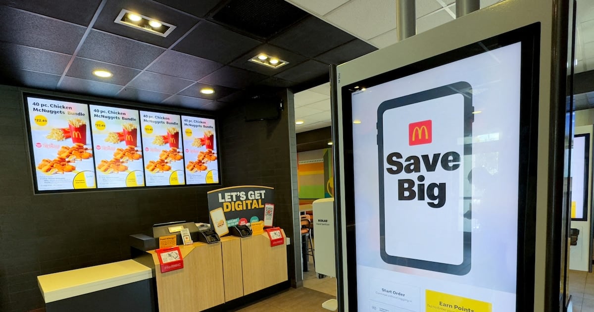 ¿Le cobran más o menos por la misma Big Mac? McDonald’s ya deja que una máquina le marque el precio