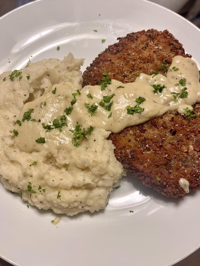La milanesa que no fue: Pachu Peña se despidió de MasterChef con plástico, carne cruda y un payaso en el plato
