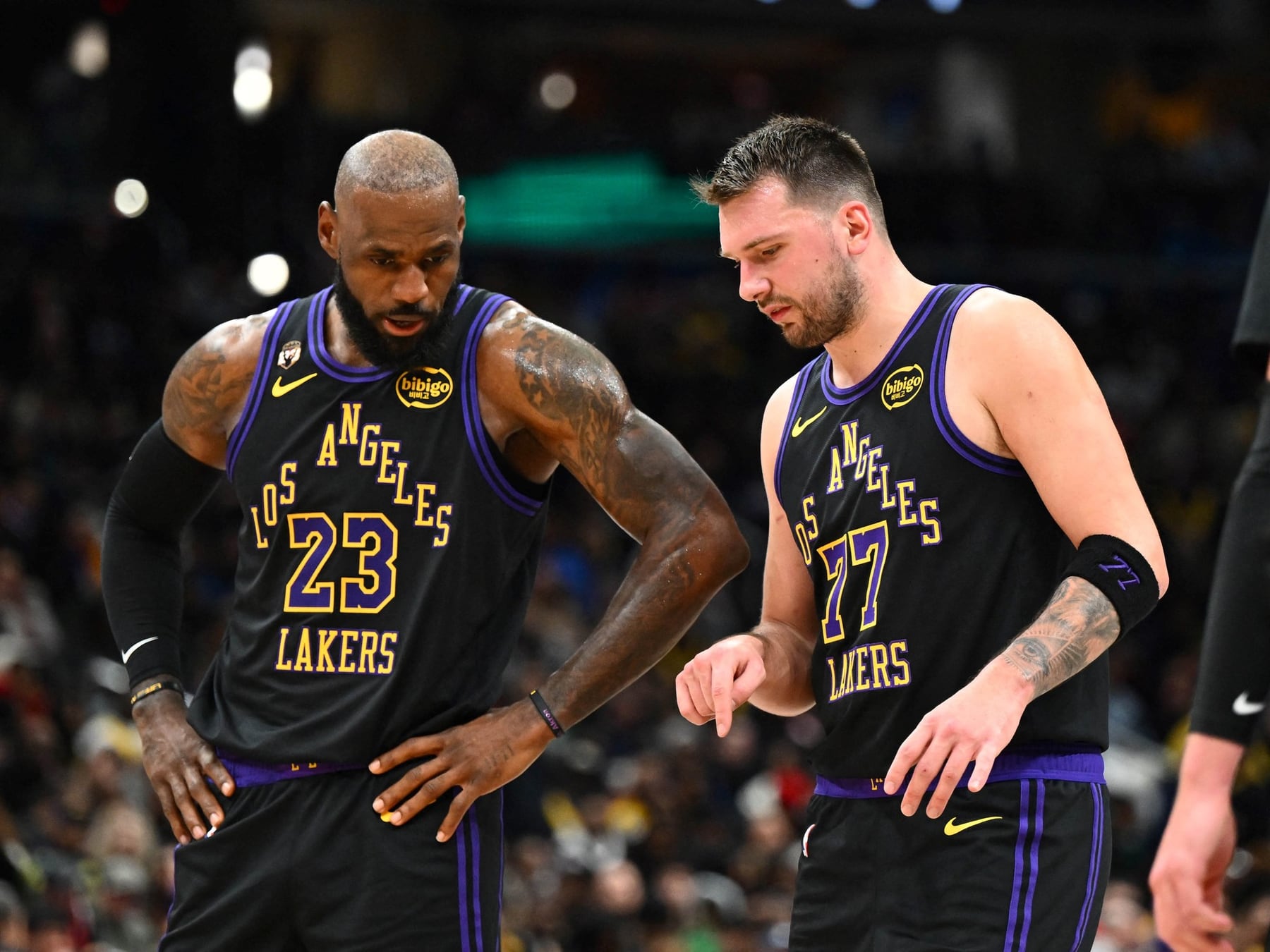Doncic se calza la 77 y los Lakers arrollan a los Jazz en el debut de Redick