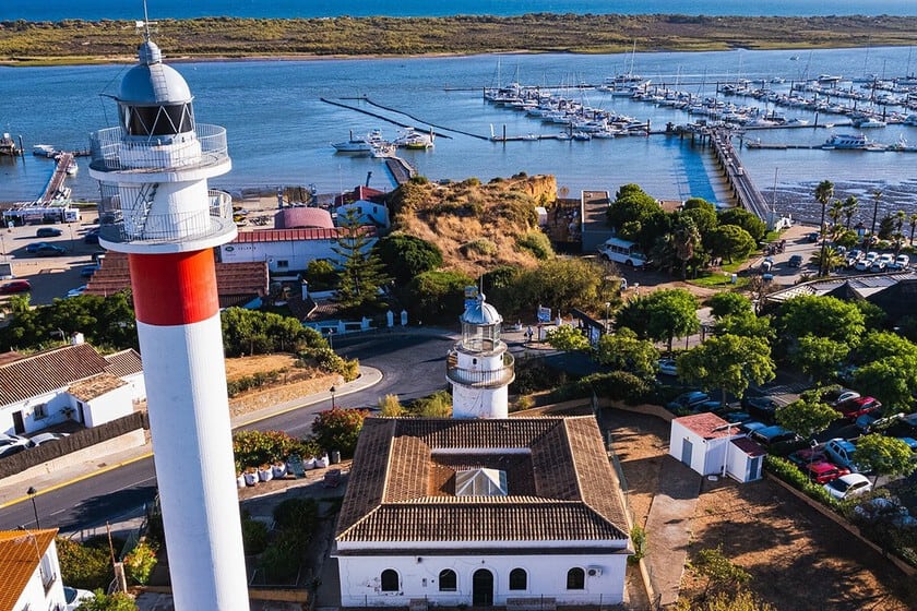 El Rompido: coquinas, dunas móviles y dos faros que se miran cara a cara en la costa de Huelva