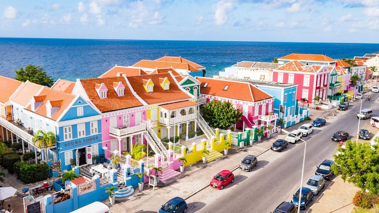 Curazao, más allá del mar: calas, cuevas y un ferry que cruza la historia