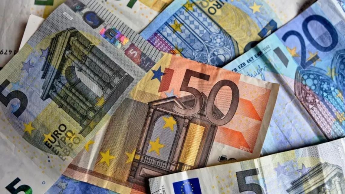 El euro blue cerró a $1.832,75 en la última rueda de la semana, con una caída de $6 frente a la jornada anterior