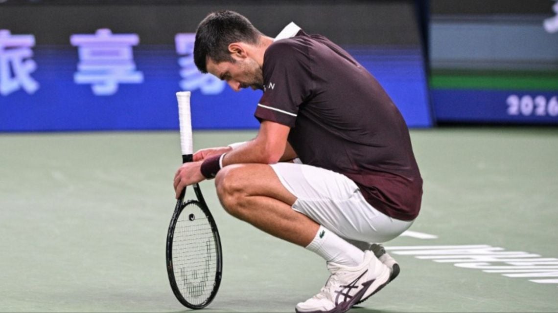 El Nole se chocó en Shanghái y ahora la clasificación a Turín se juega a una carta