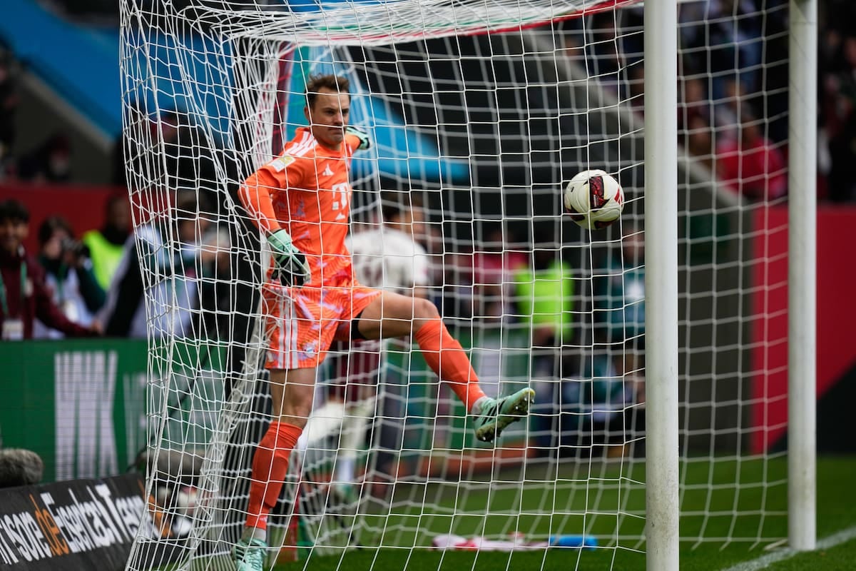 Neuer regaló dos goles y Bayern se volvió de Augsburgo con las manos vacías