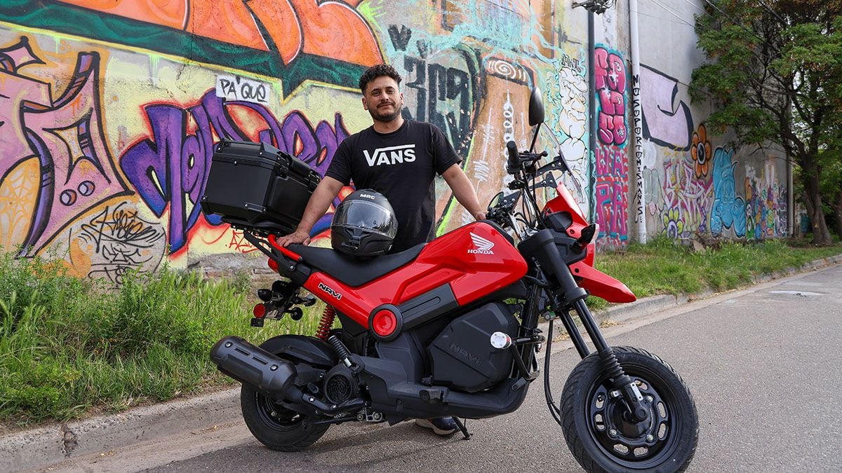Un mecánico neuquino liquidó su taller, se despidió de su hijo y se lanzó a Alaska en una moto que no fue hecha para eso