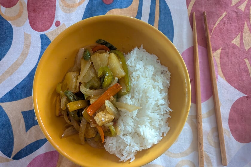 Tofu agridulce con piña: el clásico salteado chino, versión vegana, que se cocina en minutos
