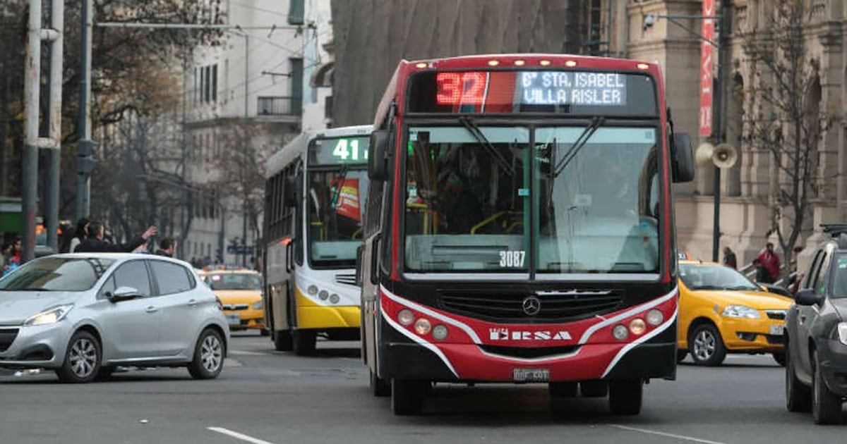 Colectivos: la tarifa mínima varía hasta 327% entre ciudades y en el AMBA viajamos cada vez menos
