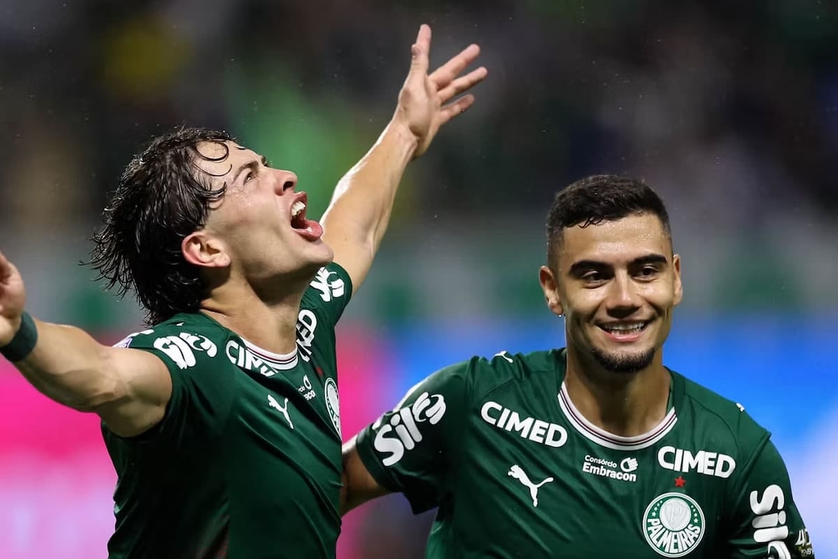 Giay se subió al podio: dos goles, baile al clásico y Seedorf como bombero de Corinthians