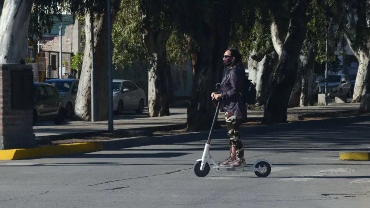 Monopatines eléctricos públicos en Neuquén: la nueva forma de moverse por el centro que se desbloquea con el celular
