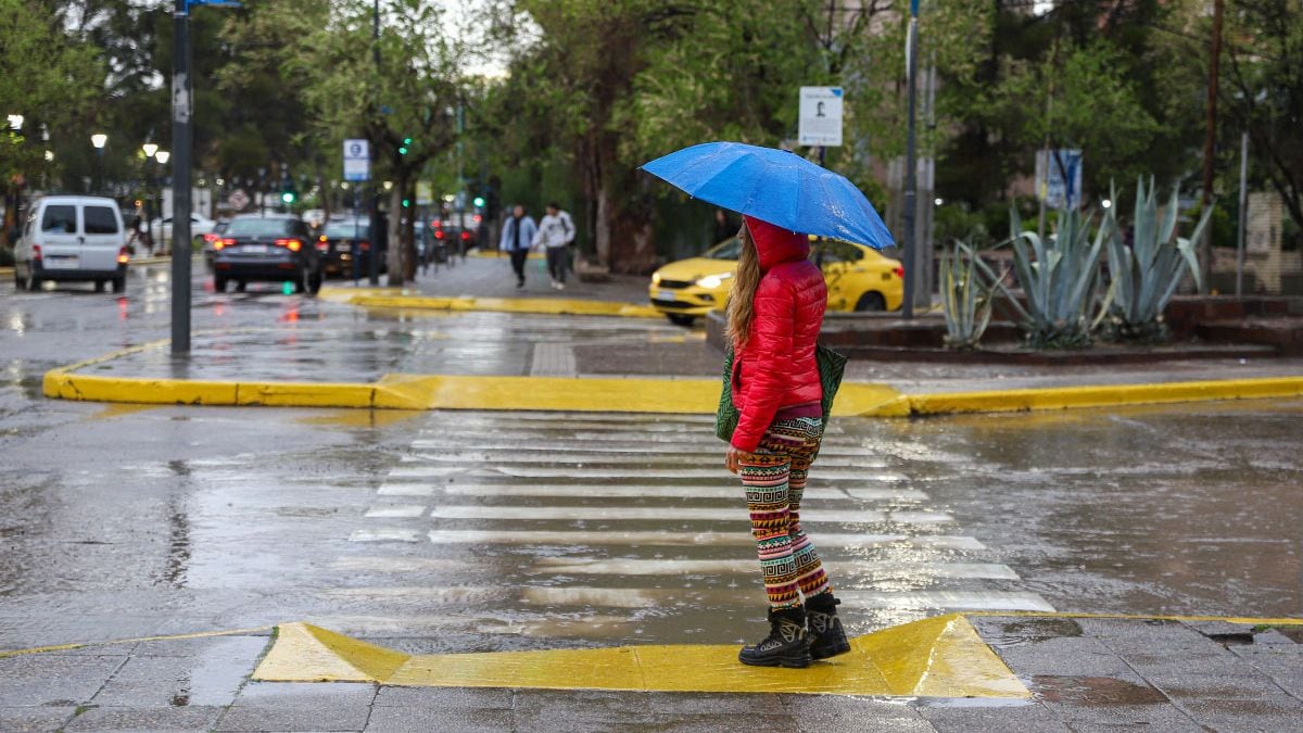 Neuquén bajo alerta naranja: el temporal que golpea al interior provincial y deja a varias localidades a resguardo de las lluvias y el granizo