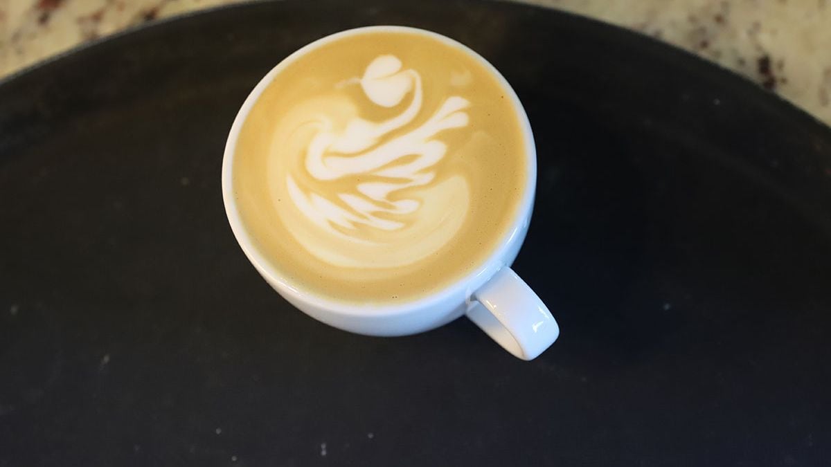 Cobro extra por leche deslactosada en un café de Neuquén: la advertencia del organismo de Defensa del Consumidor