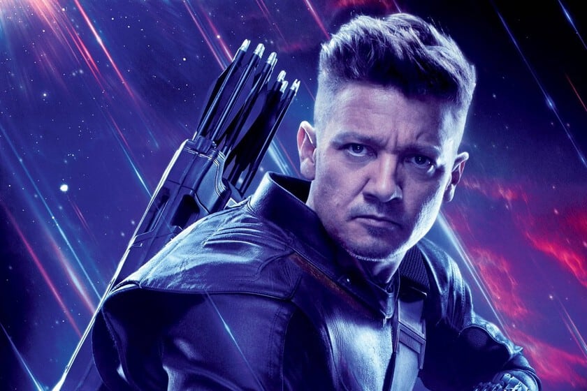 Renner se baja del colectivo y avisa, con una sonrisa, que los Vengadores van a extrañar a Ojo de Halcón