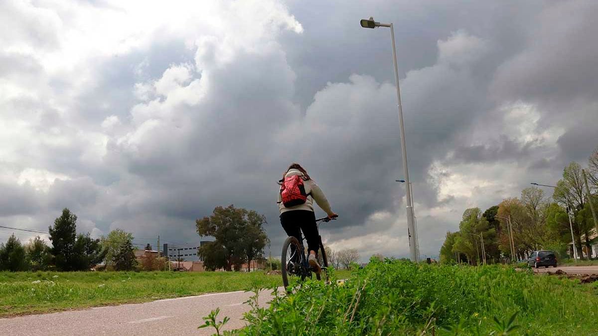 La semana en Neuquén se viste de gris: el finde llega con agua, viento y rayos