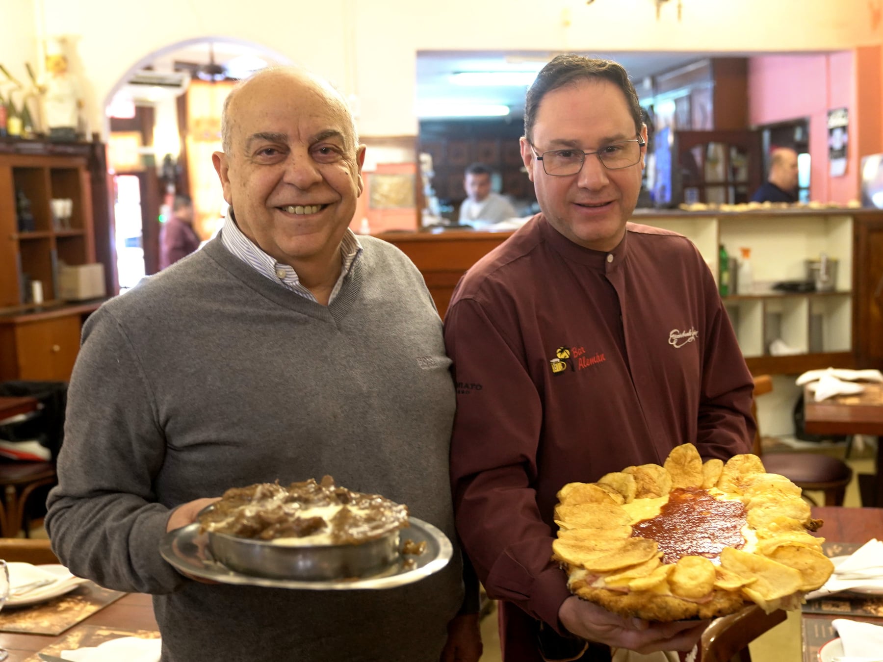 El bodegón de Villa Devoto que lleva casi 120 años y aún se sostiene con la milanesa como bandera
