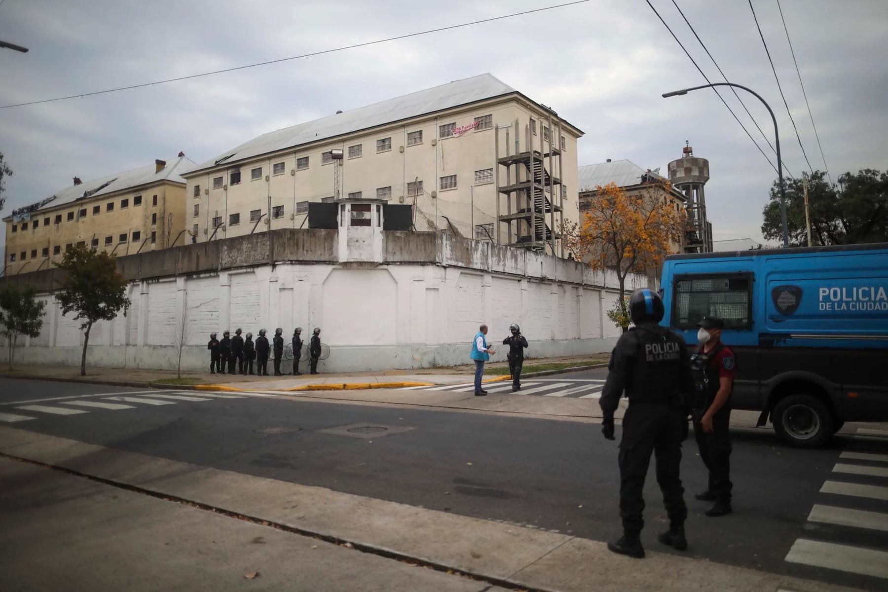 Traslado masivo desde Devoto: más de mil internos ya fueron derivados a Marcos Paz y crece el reclamo por las pertenencias