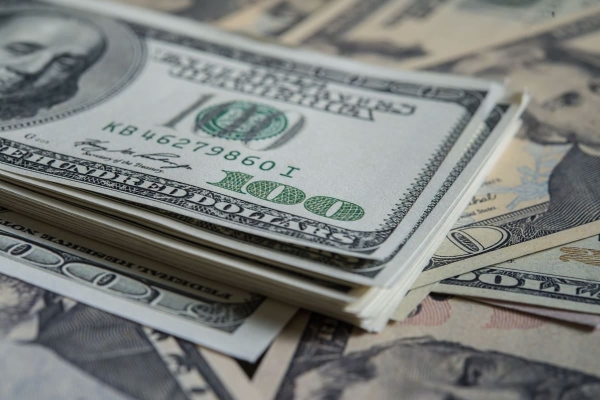 El techo de la banda cambiaria trepa a casi 1.989 pesos en noviembre y el mayorista sigue lejos del límite