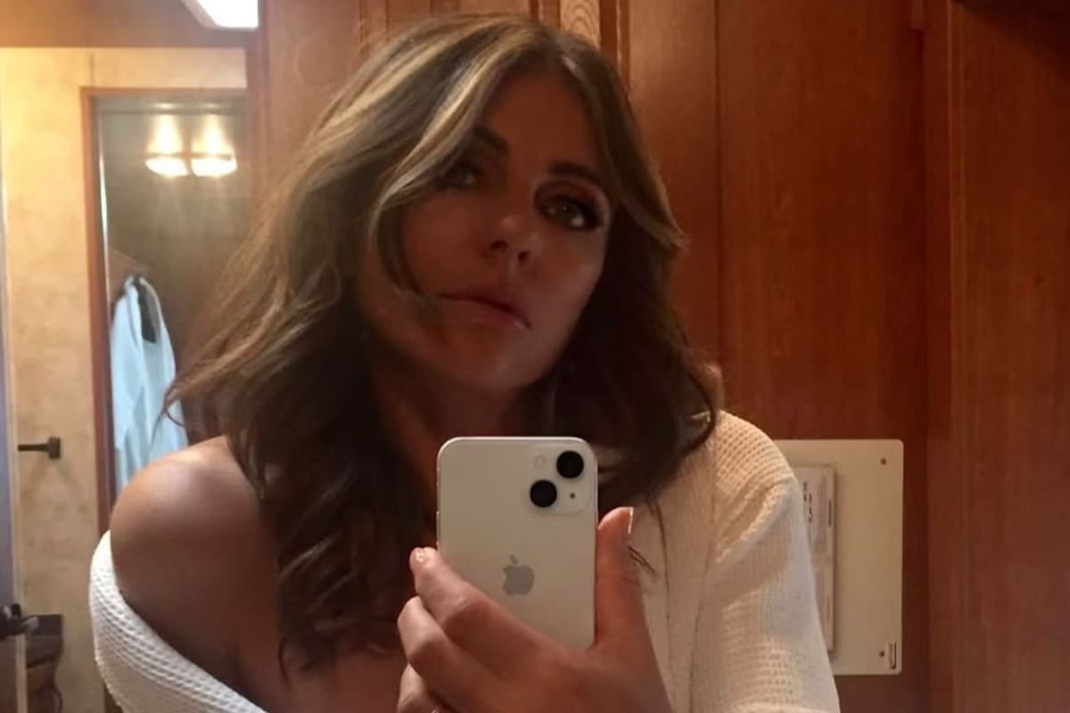 Volvió Bev Fisher: Elizabeth Hurley levantó la persiana de la segunda temporada de The Burbs entre selfies, flores y un anillo que ardió en las redes