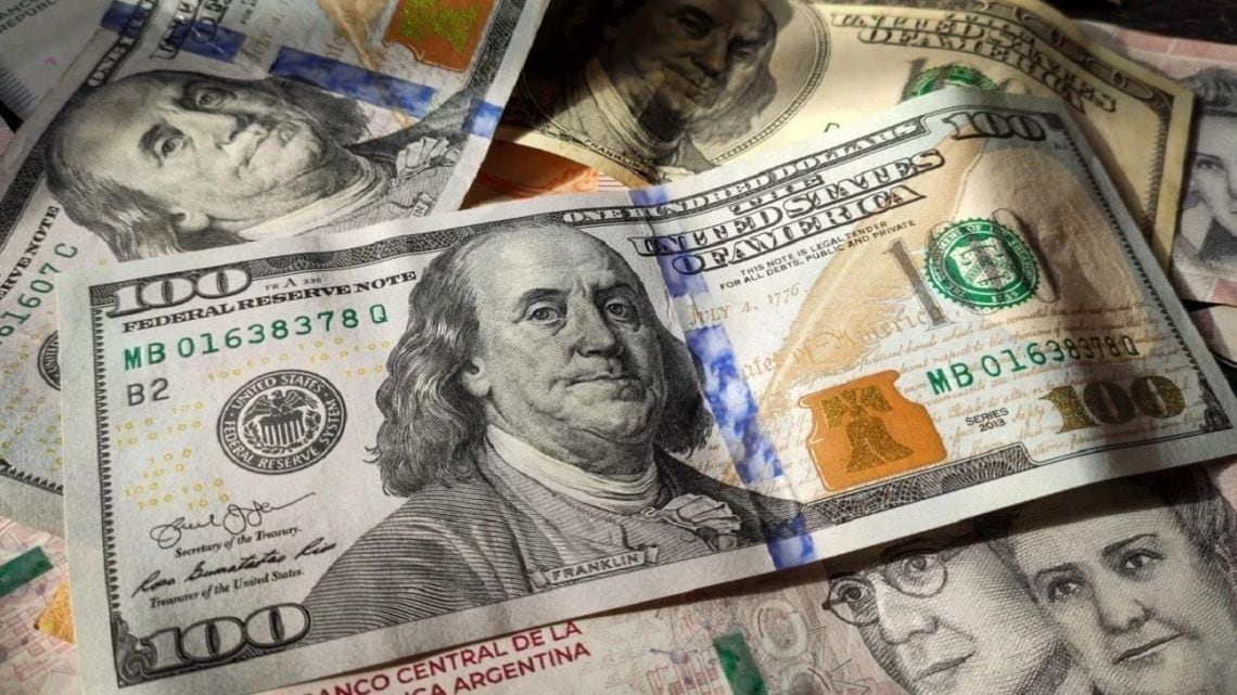 El blue cedió cinco pesos y se ubica en $1.545, mientras el oficial quedó a sólo quince pesos de distancia
