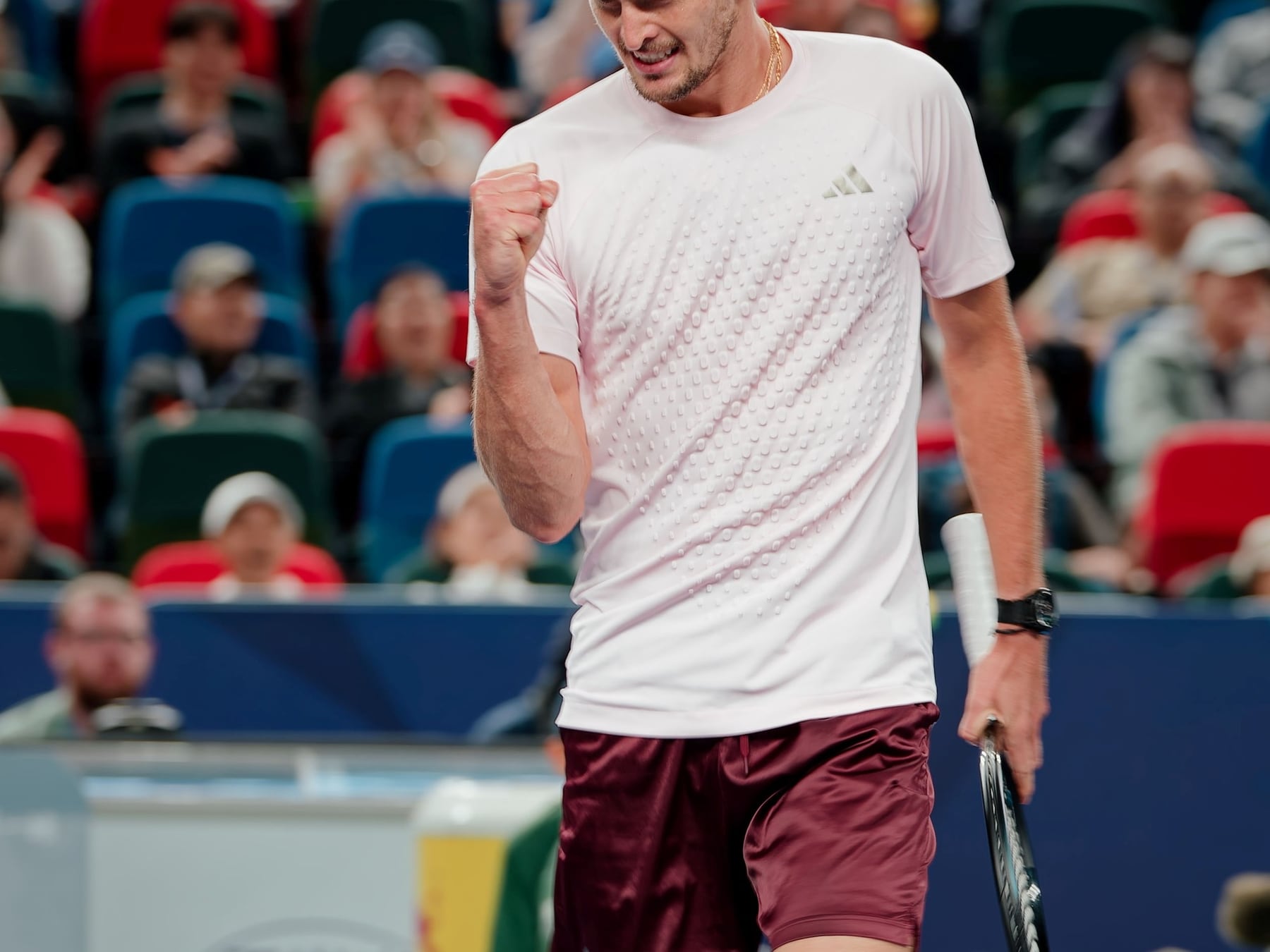 Zverev sigue de racha: barrió al Demonio en Shanghái y ya está entre los cuatro mejores