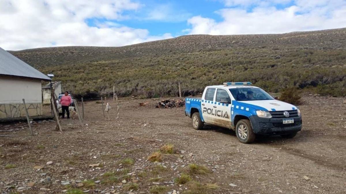 Siete días a oscuras: la odisea de una madre y sus tres hijos varados en la meseta neuquina hasta que la Policía llegó con un móvil atravesando el fango