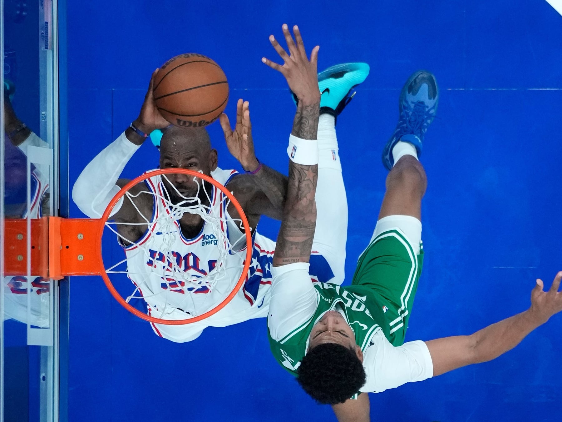 LeBron James se puso la camiseta de los Sixers en su cancha y respondió con una volcada para el recuerdo