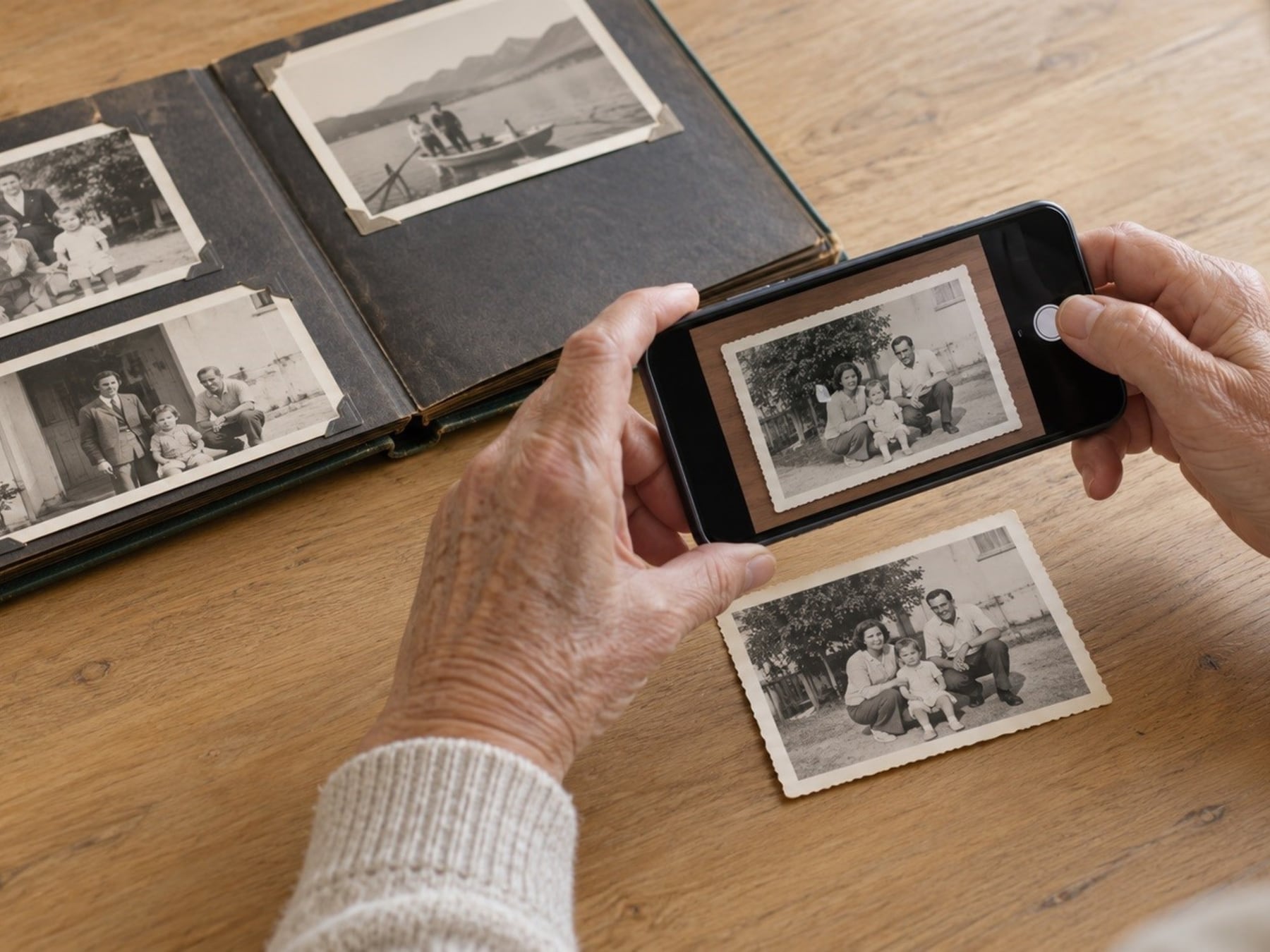 De la caja de zapatos al celular: cómo salvar esas fotos que la abuela guardó como oro