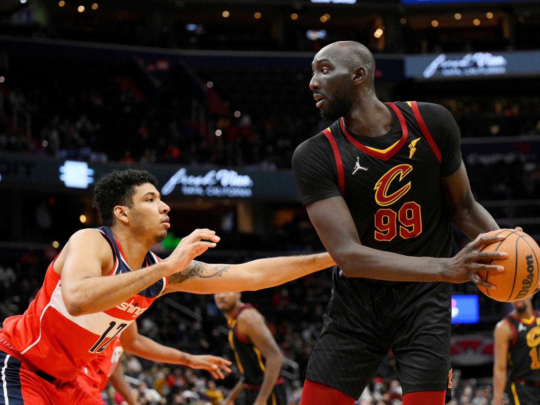 Tacko Fall vuelve a la NBA y se prueba el traje de los 76ers