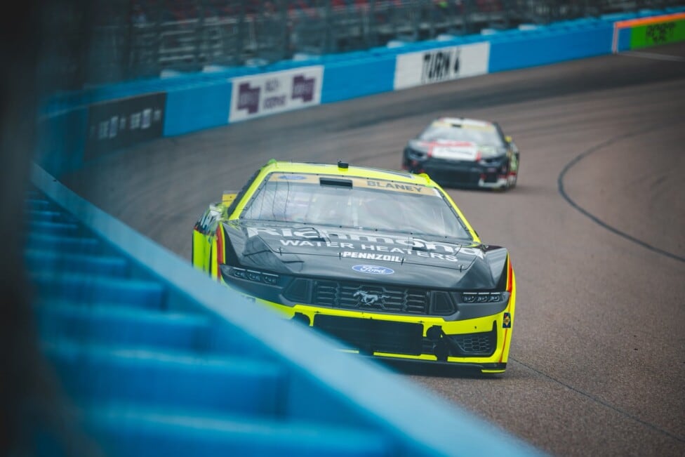 Blaney voló en Phoenix, Penske copó la primera fila y Larson se pinchó en la qualy