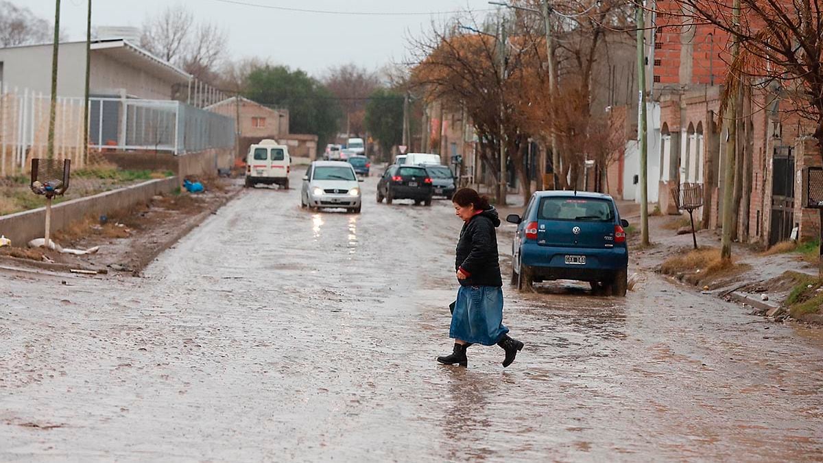 Vecinos del Neuquén conviven con un suelo que ya no absorbe más agua y aprenden a prevenir antes de que el cielo se venga abajo