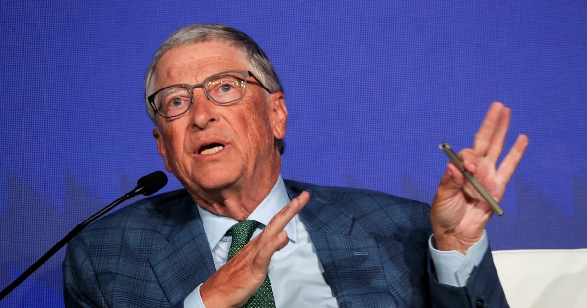 Gates pasó por el Vaticano y volvió con un sermón tech: ojo, la IA necesita que alguien la reglamente