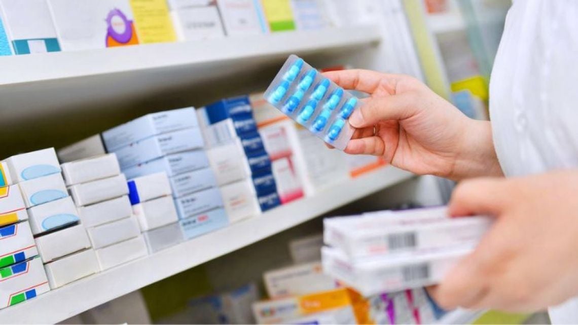 Remediar se quedó con seis medicamentos: el ajuste que golpea a la puerta de cada dispensario del país