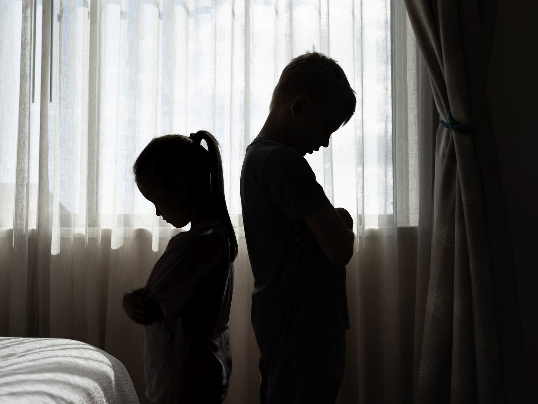 Hermanos criados bajo el mismo techo que guardan memorias de infancias que parecen ajenas