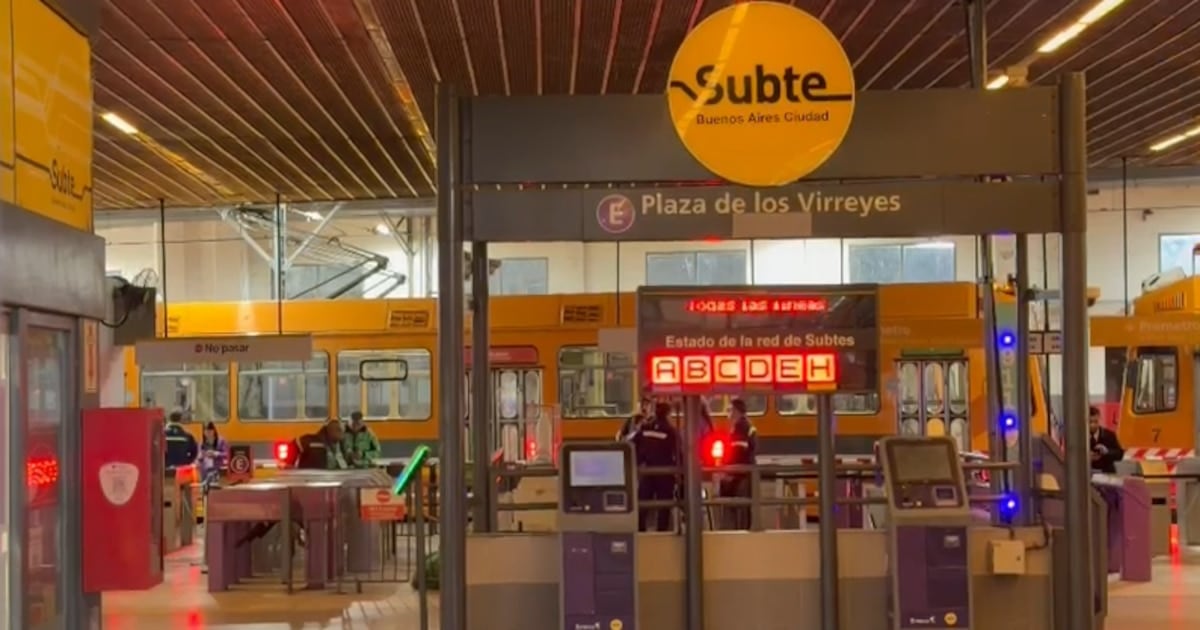 Detienen a dos delegados del subte en medio de una protesta y la AGTSyP paraliza las seis líneas