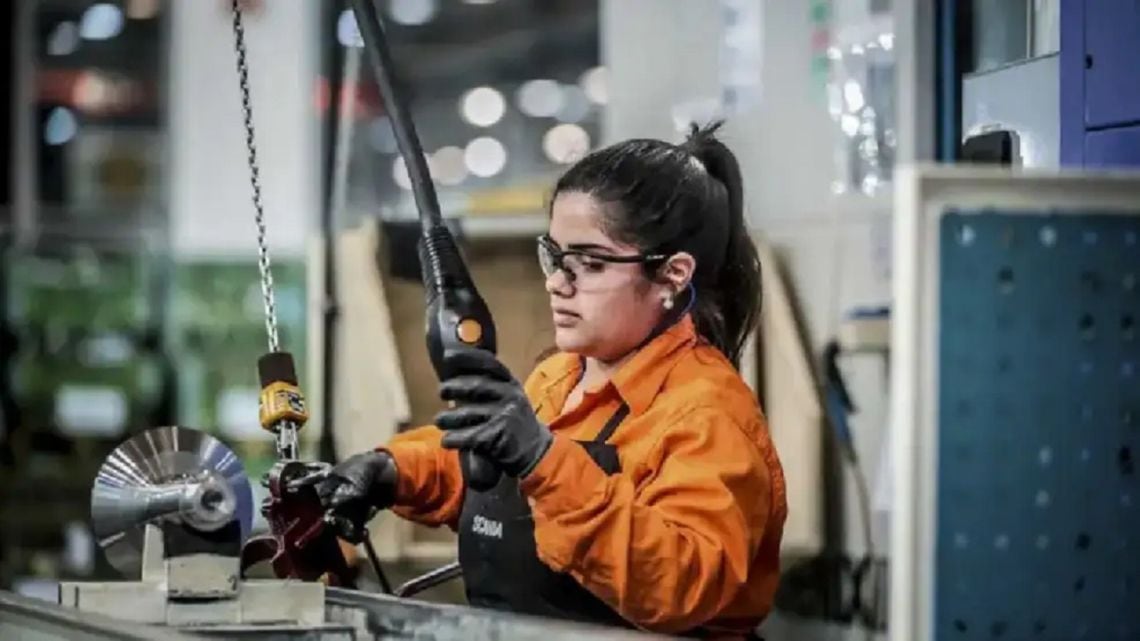 La actividad económicaadvance apenas en agosto y sigue bajo el nivel de 2025