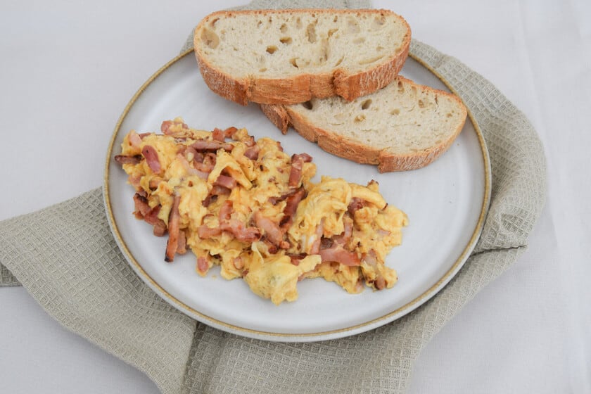 Huevos revueltos con bacon: la técnica simple para que queden cremosos