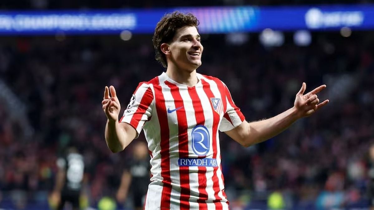 Julián Álvarez destapó su hambre y el Atlético olió la punta